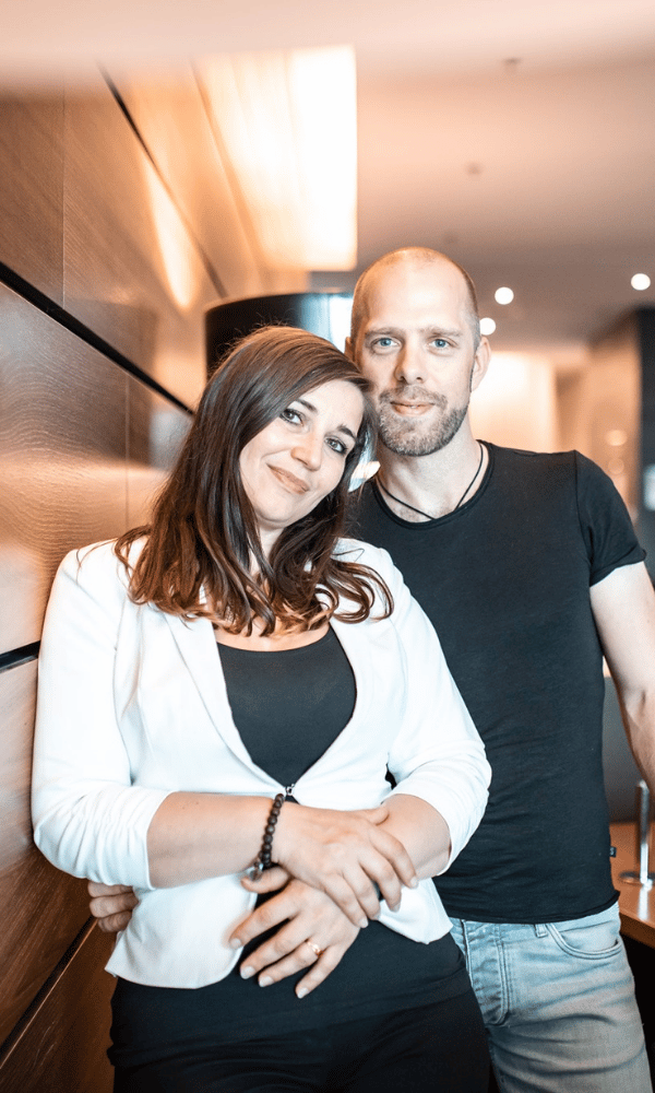 Zwei Personen lächeln, Business Kontext