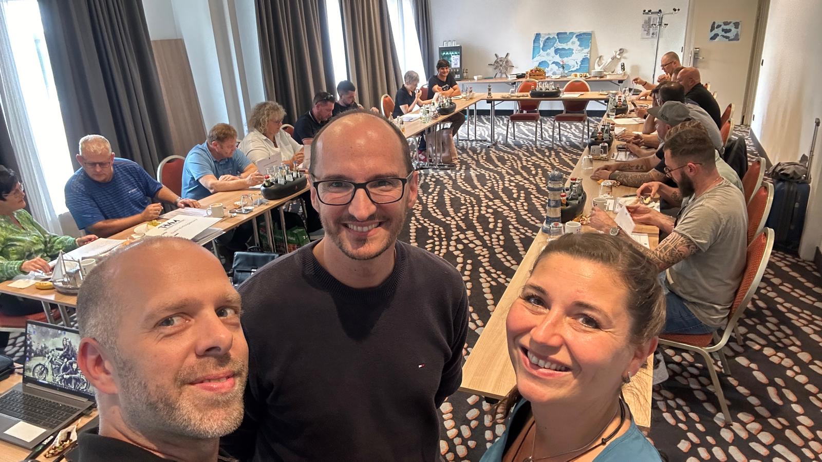 Chris, Elmar und Nicole mit Teilnehmern bei einem Live-Workshop der Ocean Akademie
